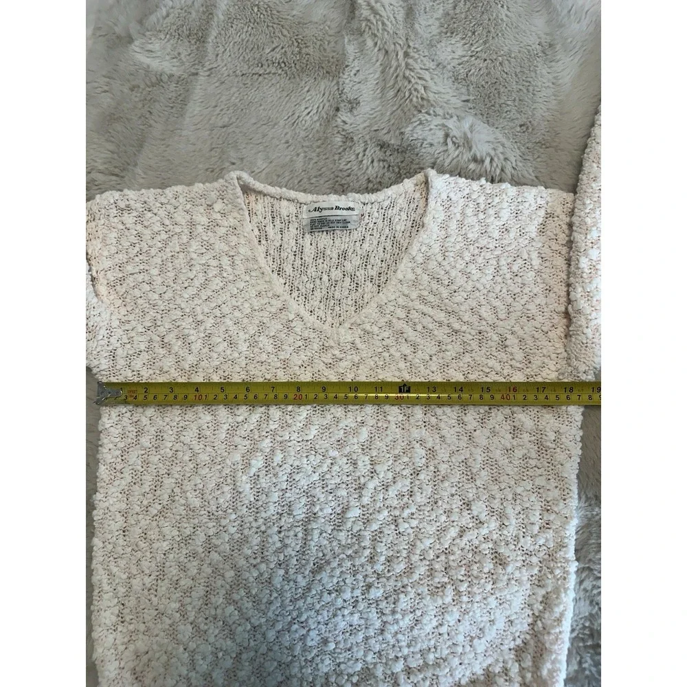 Alyssa Brooke cozy textured knit sweater with V-neck and long sleeves Size M‎